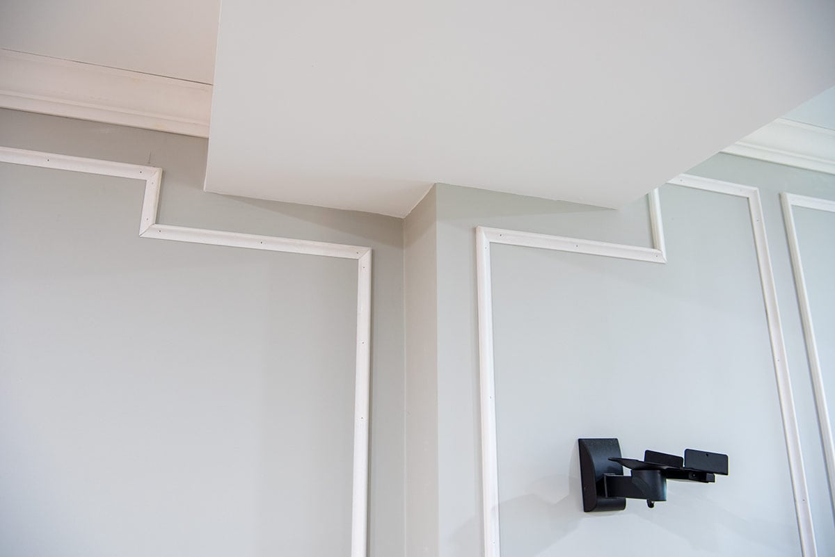 A wall with decorative molding moving around a bulkhead.