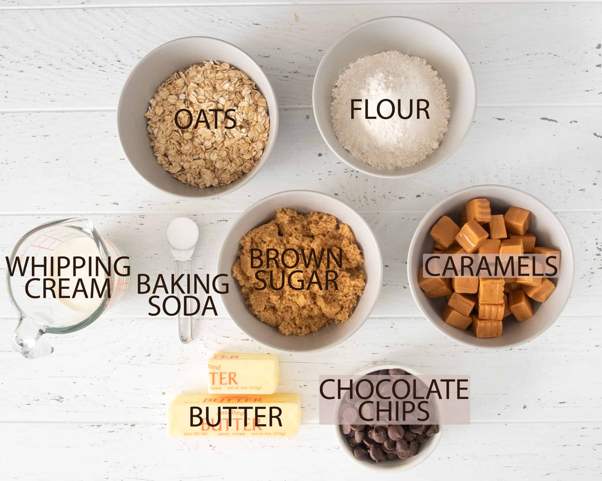 Carmelitas ingredients including kraft caramels laid out on a table with text labels.