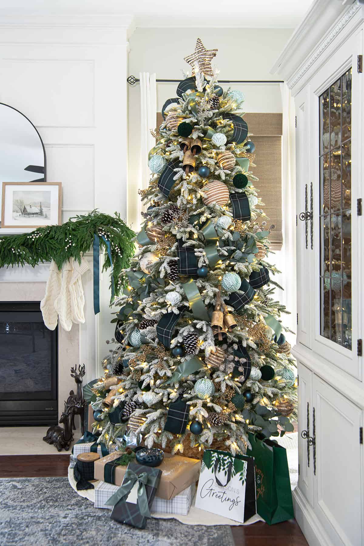 Country style Christmas tree with green and white decorations.