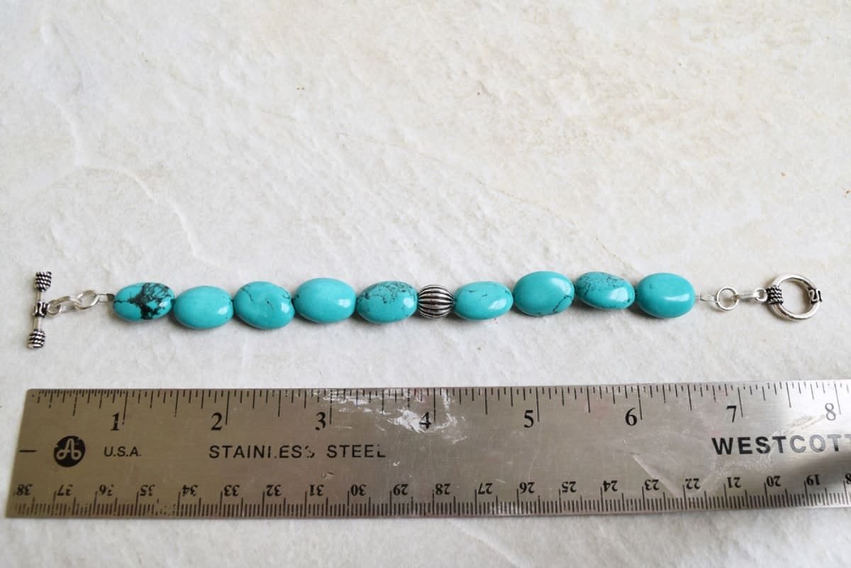 Simple Beaded Bracelet Tutorial - DIY Jewelry is much easier than it looks. This jewelry making tutorial takes you through the beginner steps to creating a beautiful bracelet you will be proud to show off.